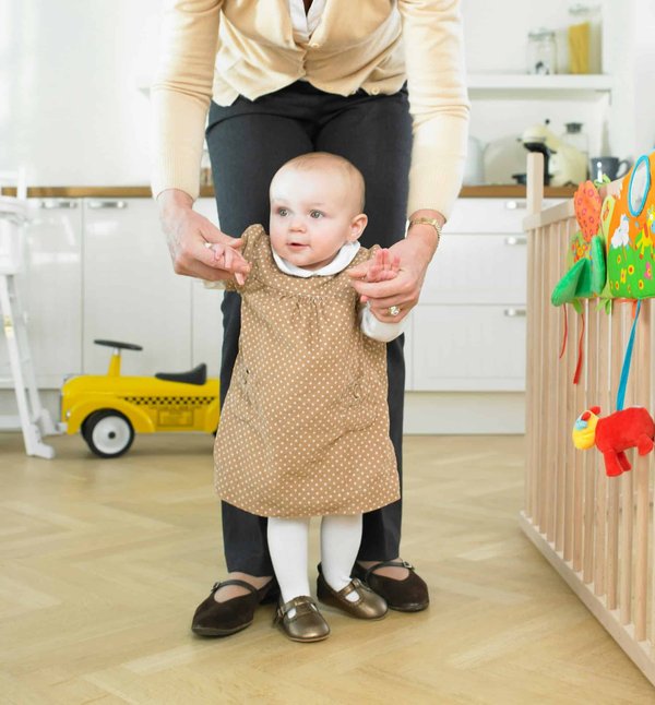 Sandales de marche pour bébé : comment l'habituer à ses chaussures ?
